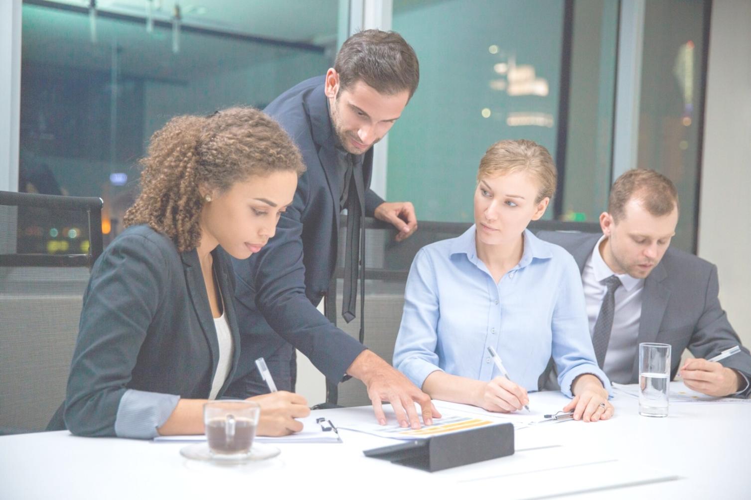 Session de formation en planification financière avec documents et calculatrices